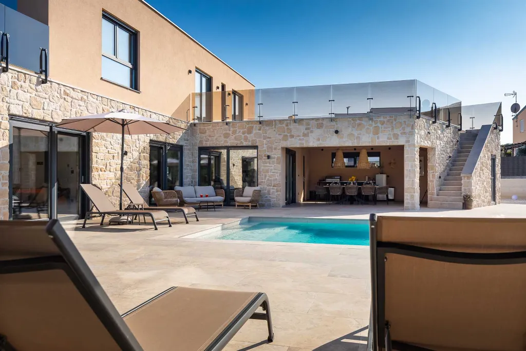 4-Bedroom Villa in Tar with Pool for 10 Guests