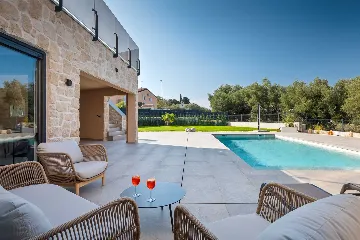 4-Bedroom Villa in Tar with Pool for 10 Guests