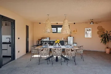 4-Bedroom Villa in Tar with Pool for 10 Guests