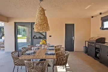 4-Bedroom Villa in Tar with Pool for 10 Guests