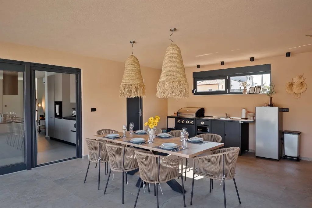 4-Bedroom Villa in Tar with Pool for 10 Guests