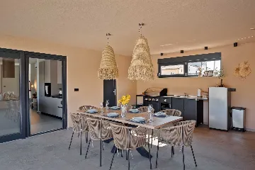 4-Bedroom Villa in Tar with Pool for 10 Guests