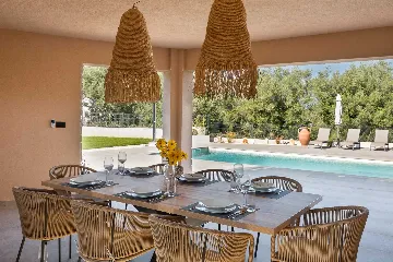 4-Bedroom Villa in Tar with Pool for 10 Guests