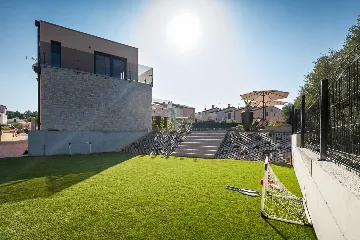 4-Bedroom Villa in Tar with Pool for 10 Guests