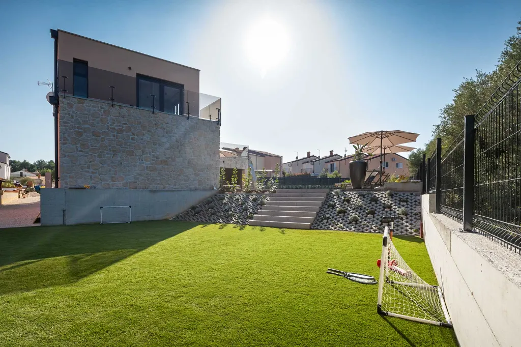 4-Bedroom Villa in Tar with Pool for 10 Guests
