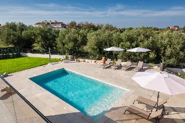 4-Bedroom Villa in Tar with Pool for 10 Guests