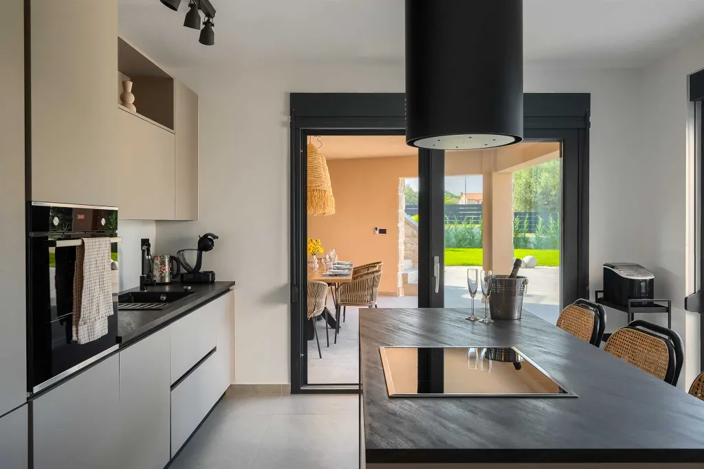 4-Bedroom Villa in Tar with Pool for 10 Guests
