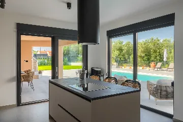 4-Bedroom Villa in Tar with Pool for 10 Guests