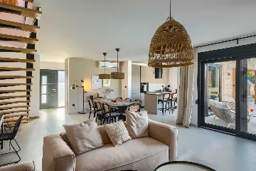 4-Bedroom Villa in Tar with Pool for 10 Guests