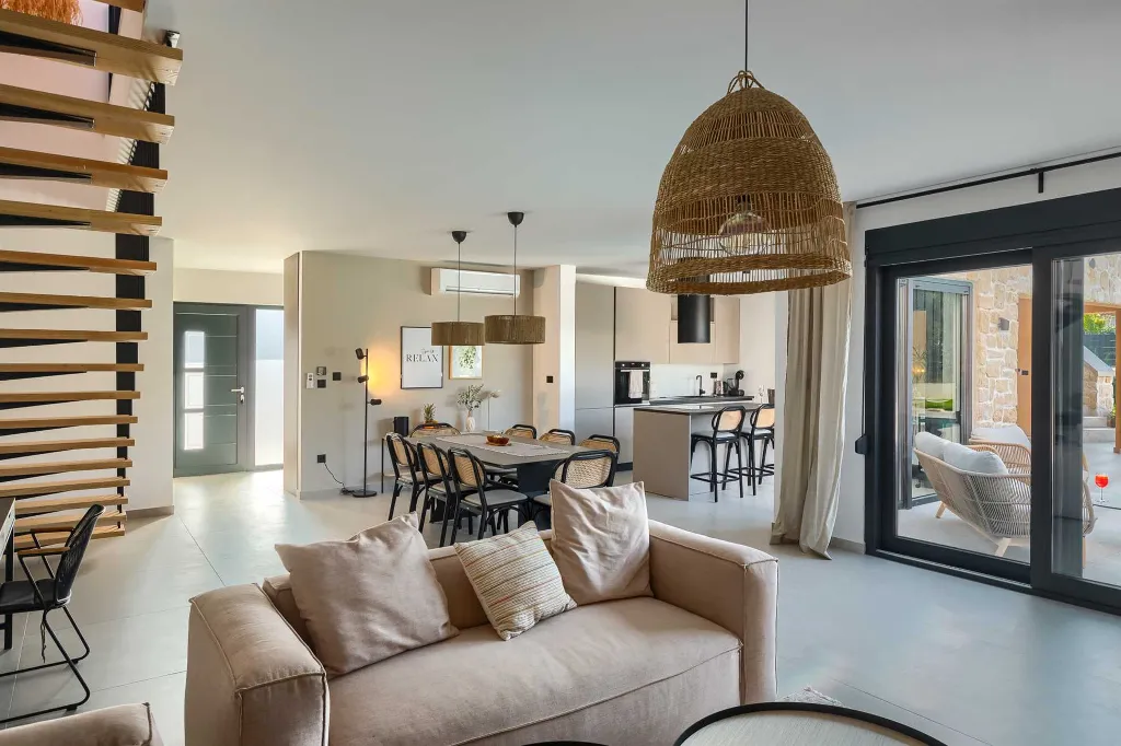 4-Bedroom Villa in Tar with Pool for 10 Guests