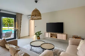 4-Bedroom Villa in Tar with Pool for 10 Guests