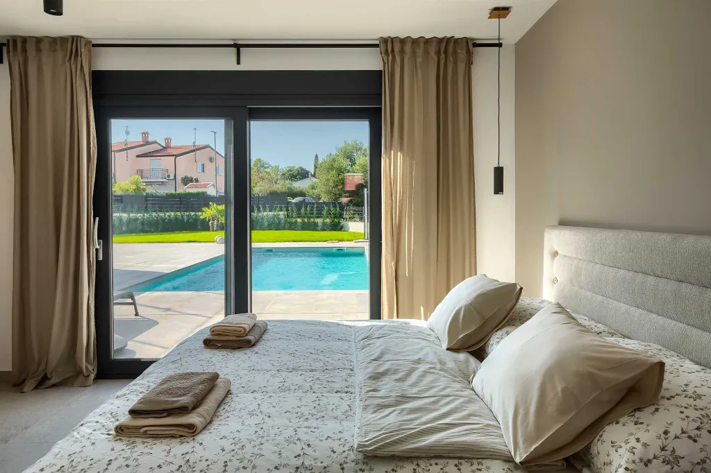 4-Bedroom Villa in Tar with Pool for 10 Guests
