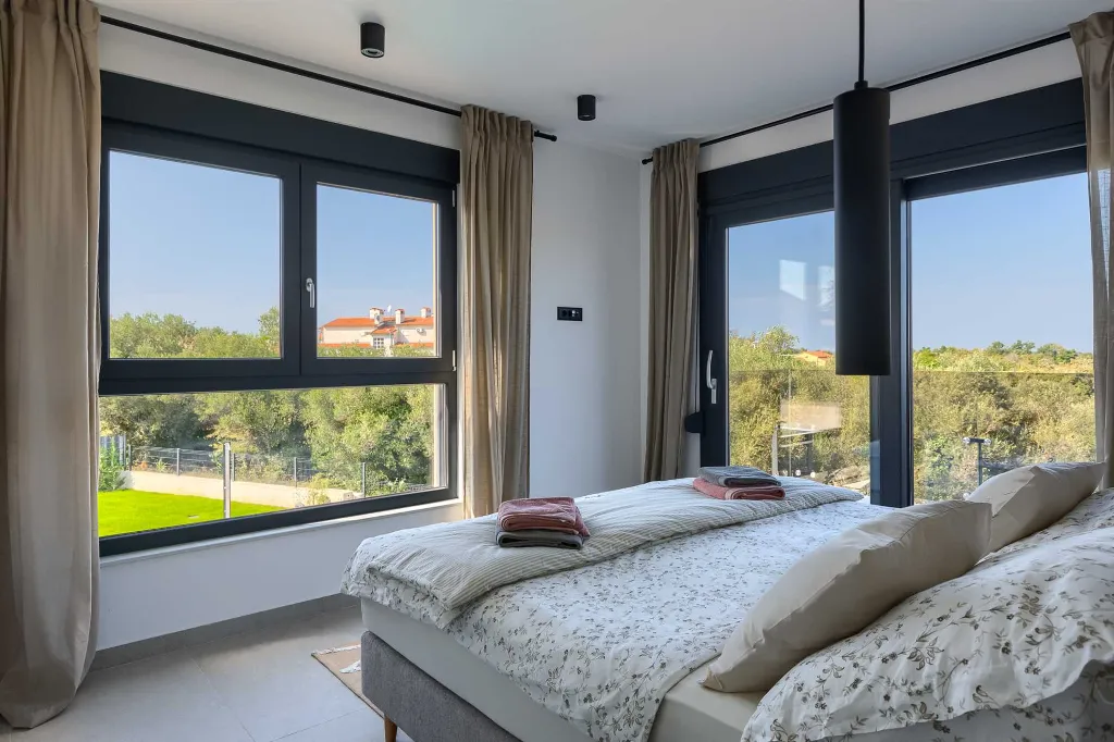 4-Bedroom Villa in Tar with Pool for 10 Guests