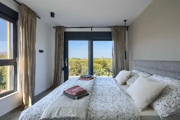 4-Bedroom Villa in Tar with Pool for 10 Guests