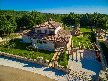 4-Bedroom Villa with Pool and Big Garden in Višnjan