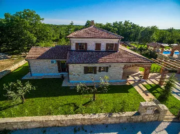 4-Bedroom Villa with Pool and Big Garden in Višnjan