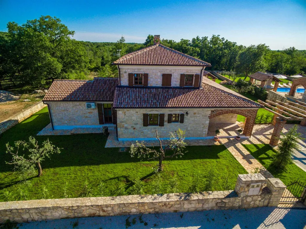 4-Bedroom Villa with Pool and Big Garden in Višnjan