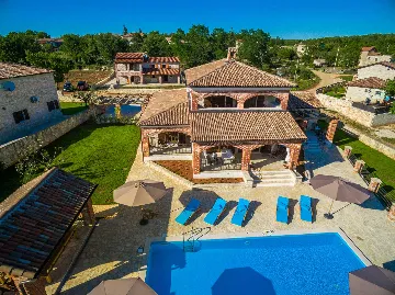 4-Bedroom Villa with Pool and Big Garden in Višnjan