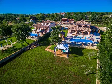 4-Bedroom Villa with Pool and Big Garden in Višnjan
