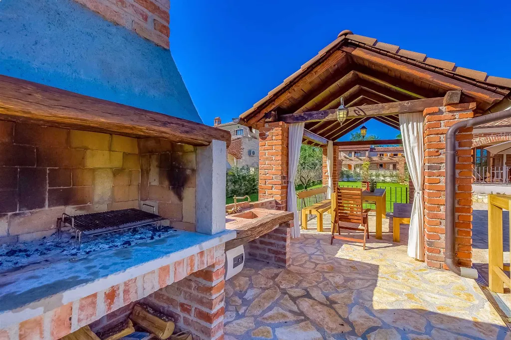 4-Bedroom Villa with Pool and Big Garden in Višnjan