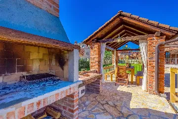 4-Bedroom Villa with Pool and Big Garden in Višnjan
