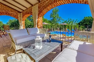 4-Bedroom Villa with Pool and Big Garden in Višnjan