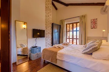 4-Bedroom Villa with Pool and Big Garden in Višnjan