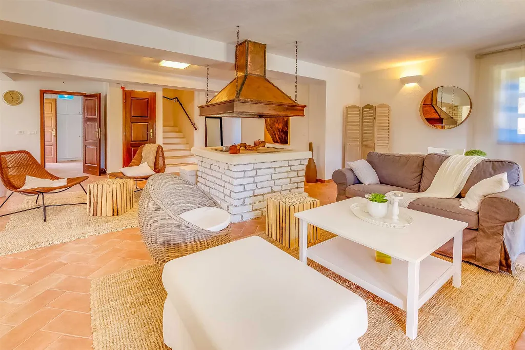 4-Bedroom Villa with Pool and Big Garden in Višnjan