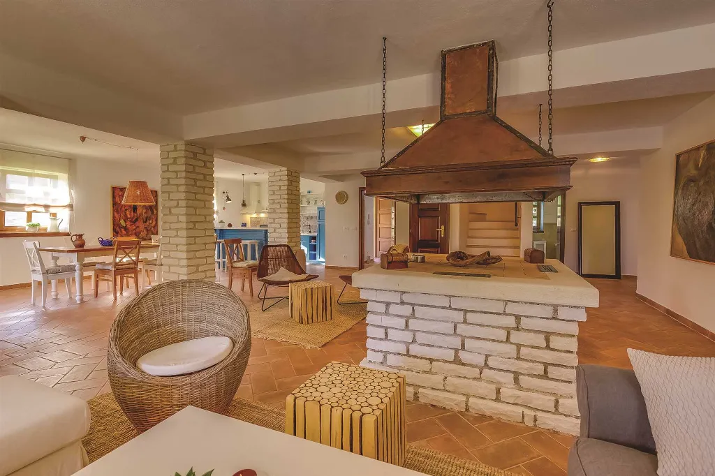 4-Bedroom Villa with Pool and Big Garden in Višnjan