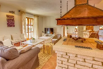 4-Bedroom Villa with Pool and Big Garden in Višnjan