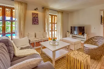 4-Bedroom Villa with Pool and Big Garden in Višnjan