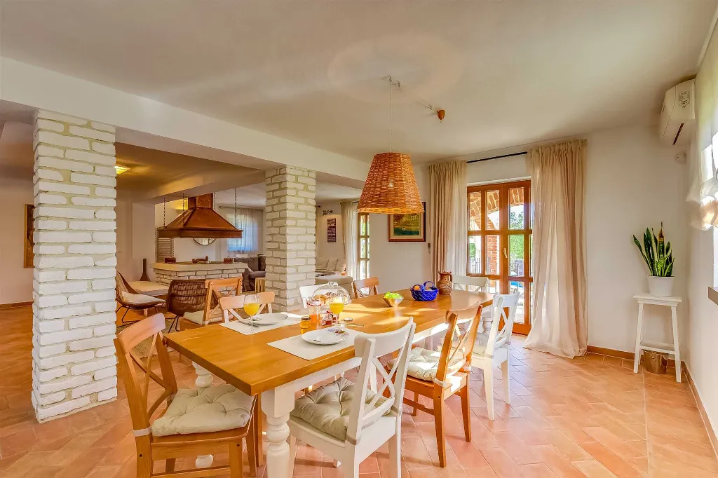 4-Bedroom Villa with Pool and Big Garden in Višnjan