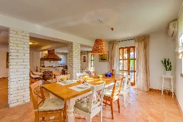 4-Bedroom Villa with Pool and Big Garden in Višnjan