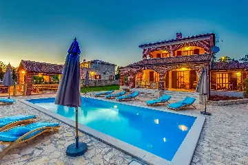 4-Bedroom Villa with Pool and Big Garden in Višnjan