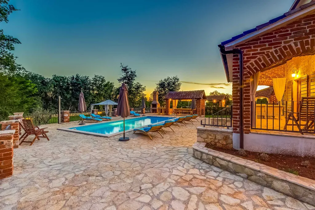 4-Bedroom Villa with Pool and Big Garden in Višnjan