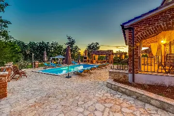 4-Bedroom Villa with Pool and Big Garden in Višnjan