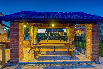 4-Bedroom Villa with Pool and Big Garden in Višnjan