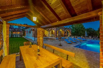 4-Bedroom Villa with Pool and Big Garden in Višnjan