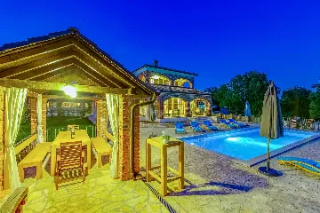 4-Bedroom Villa with Pool and Big Garden in Višnjan