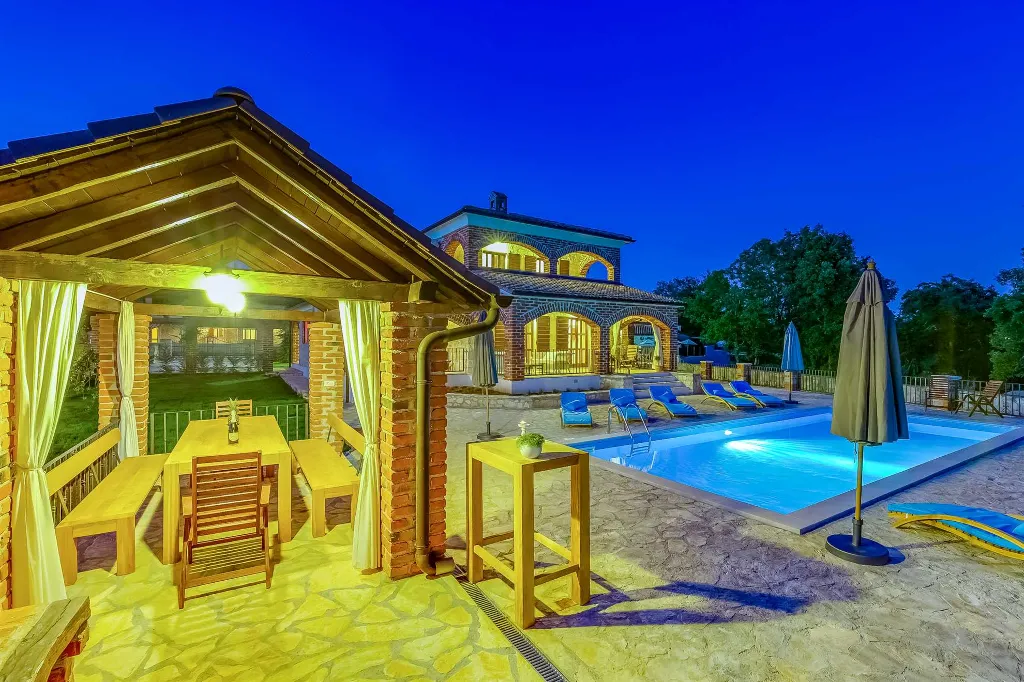 4-Bedroom Villa with Pool and Big Garden in Višnjan