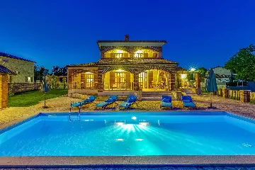 4-Bedroom Villa with Pool and Big Garden in Višnjan