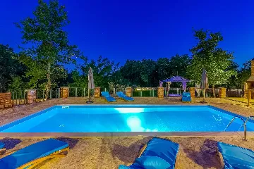 4-Bedroom Villa with Pool and Big Garden in Višnjan