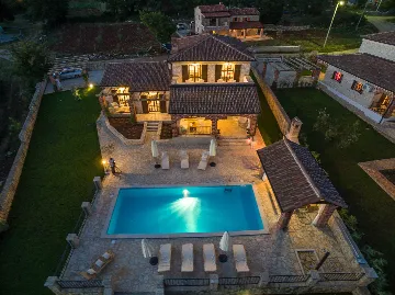 4-Bedroom Villa with Pool and Big Garden in Višnjan