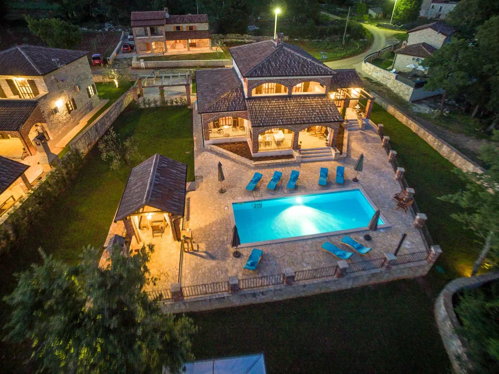 4-Bedroom Villa with Pool and Big Garden in Višnjan