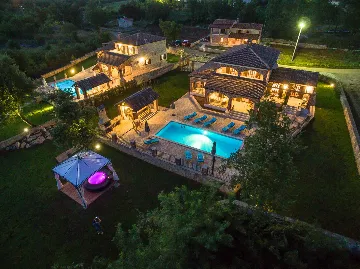 4-Bedroom Villa with Pool and Big Garden in Višnjan
