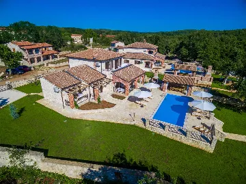 4-Bedroom Villa with Pool and Big Garden in Višnjan