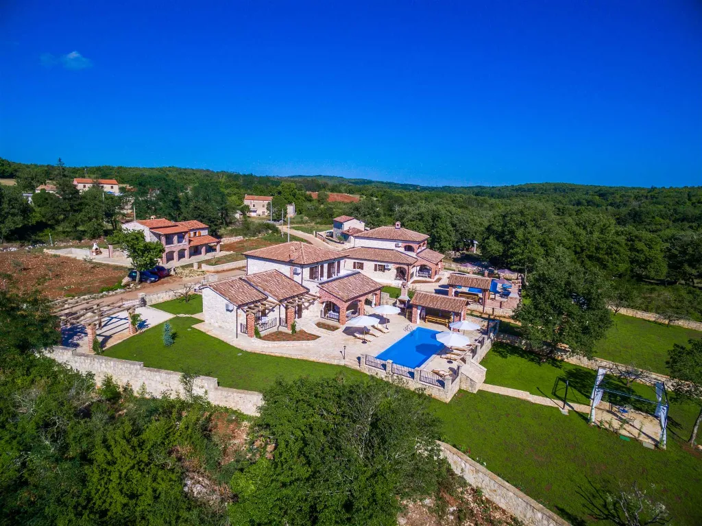 4-Bedroom Villa with Pool and Big Garden in Višnjan
