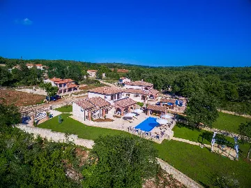 4-Bedroom Villa with Pool and Big Garden in Višnjan