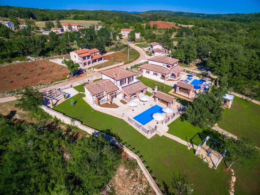 4-Bedroom Villa with Pool and Big Garden in Višnjan