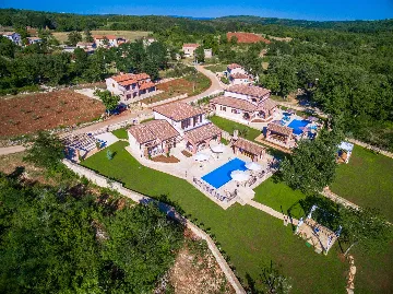 4-Bedroom Villa with Pool and Big Garden in Višnjan